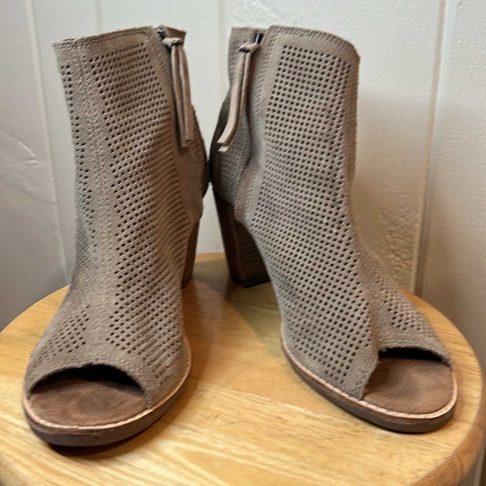 TOMS SUEDE LEATHER CHELSEA BOOTS - Picture 2 of 11